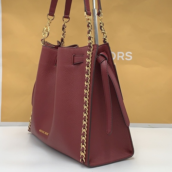 MICHAEL KORS
MINA LARGE BELTED CHAIN SHOULDER BAG DARK CHERRY COLOR - Picture 6 of 16